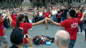 Традиционный танец сардана в Барселоне на La Mercè 2012