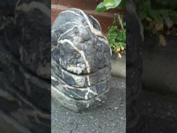 Фонари из натурального камня в современном стиле.