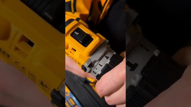 Шуруповёрт аккумуляторный ударный DeWalt