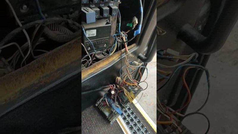 Замкнула проводка в автобусе #автобус #короткоезамыкание #автоэлектрик