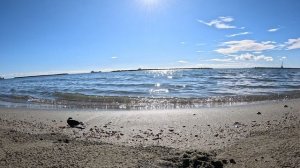 Красивое и спокойное море солнечным утром