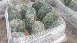 Фонарь из натурального камня в современном стиле.