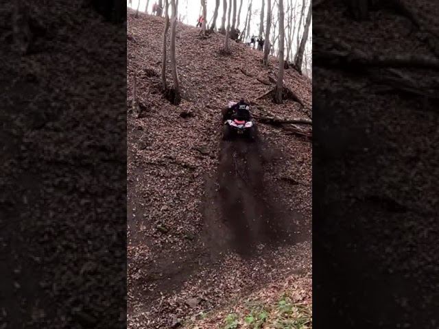 У парня стальные шары