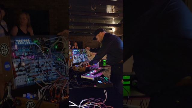 Играю вживую на модульном синтезаторе #modularsynth в @palmiragarden
Обожаю это дело!