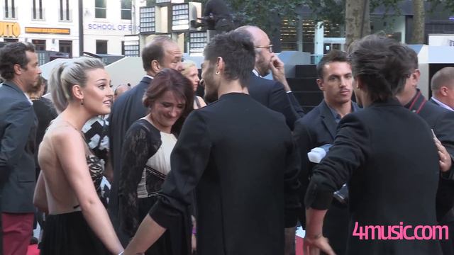 Zayn and Perrie | One Direction: This Is Us Premiere смотреть онлайн
