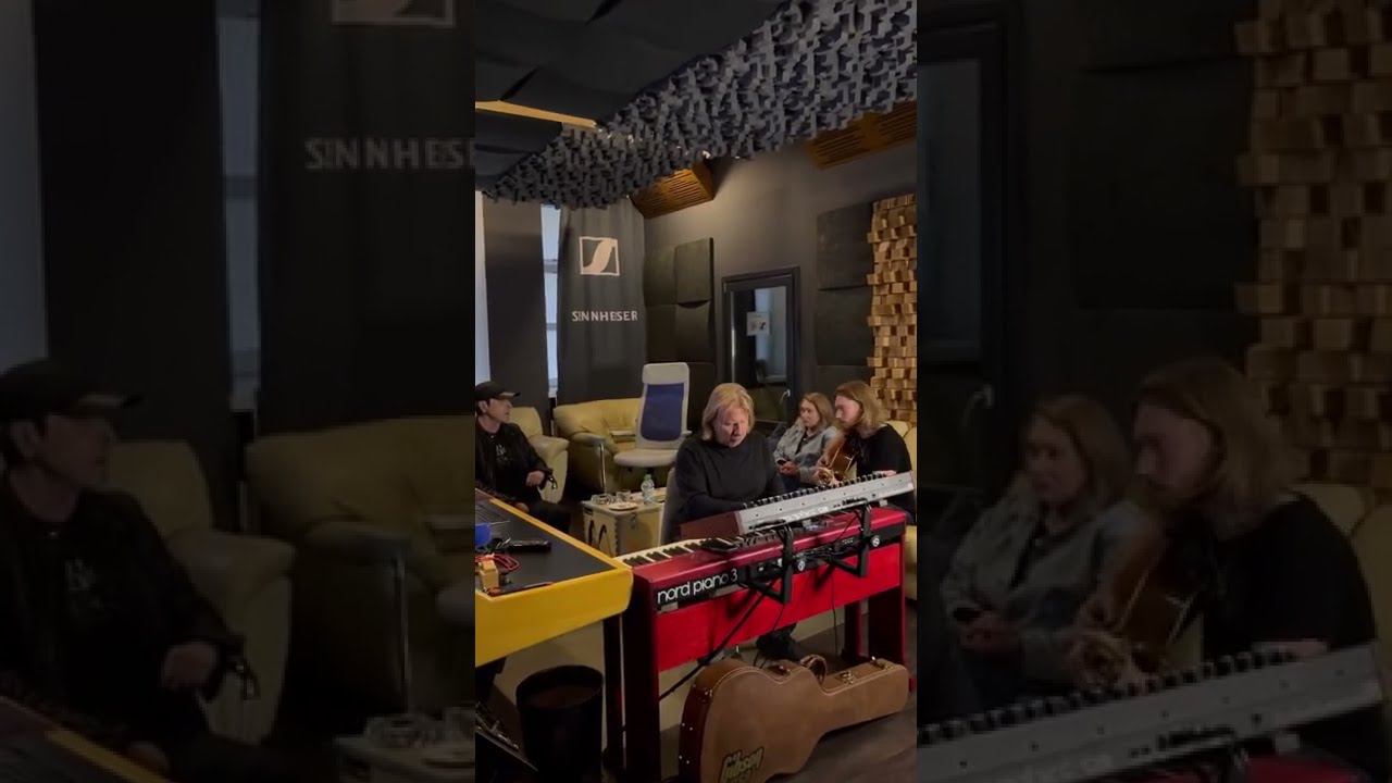 Рабочий момент репетиции новой песни "Не вставай на колени" смотреть онлайн