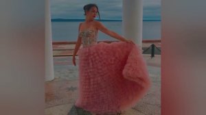 Пудровое платье с фактурной юбкой, расшитым вручную бисером, пайетками корсетом. Бренд Kharizmadress