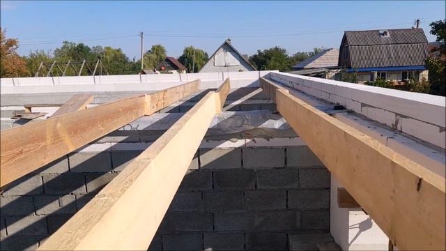 дом с нуля. День 55. Чердачное перекрытие по деревянным балкам.
