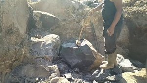 Строительство, разбиваем камни вручную, трудно , место мало