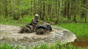 Немного воды и торфяной грязи на Yamaha grizzly 700 mudding