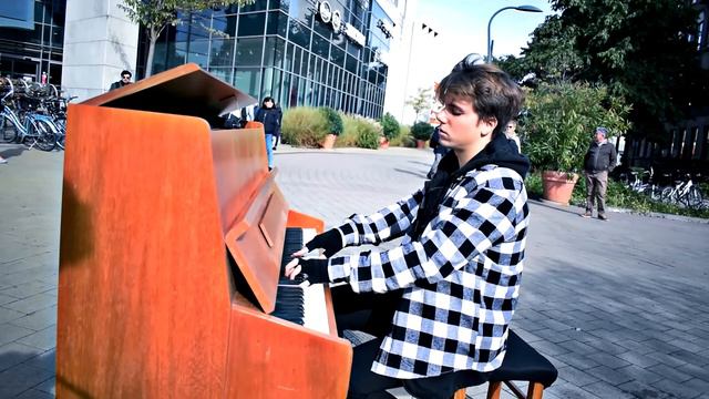 Mad World - STREET PIANO PERFORMANCE Peter Buka смотреть онлайн