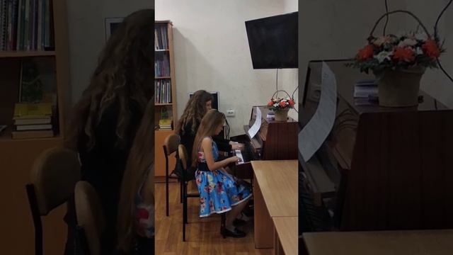 Экспромт "В лесу родилась ёлочка" Исполнители Бахрамова Екатерина Михайловна и Галковская Вероника