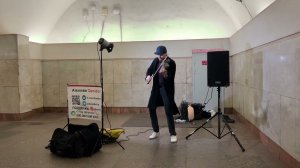 Цой на скрипке в метро
