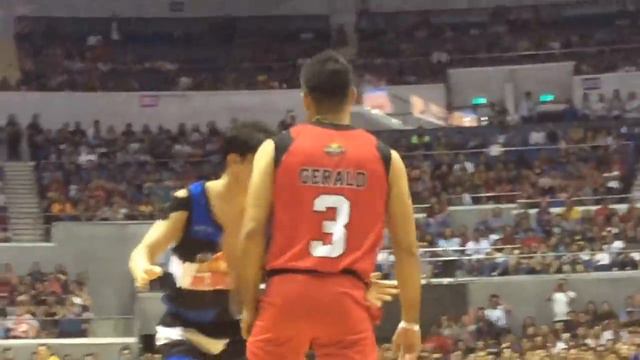 Star Magic Basketball: Ryan Bang dinikitan si Gerald Anderson | Naka-tres, nagkagulo, sinira jersey смотреть онлайн