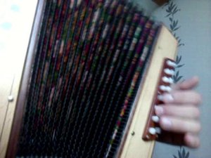 Катюша(на гармони,обе руки крупным планом)