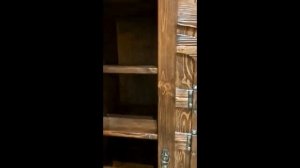 Мебель из массива дерева (сосны) под старину.
Отличный высокий шкаф с функцией обогрева.