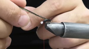 Муха навозная из пера павлина.