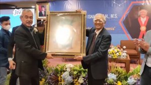 Ulang Tahun ke-80 Tahun, Profesor Isnaeni Mendapat Hadiah Buku Hukum Keperdataan | Kabar Apik
