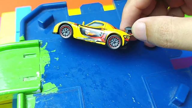 DISNEY PIXAR CARS : LIGHTNING MCQUEEN, CRUZ, MATER, HUDSON, AXLEROD, FINN, FRANK, GUIDO, STRIP, IVA смотреть онлайн