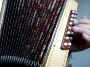 По полю танки грохотали...(на гармони,обе руки крупным планом)