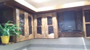 Мебель из массива дерева (сосны) под старину.
Маленькая кухня из дерева.