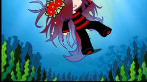 Она плавает....