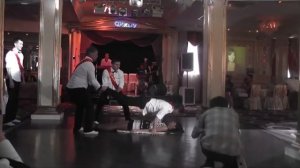 танцующие официанты