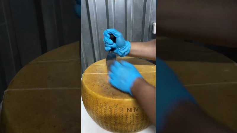 Сыр Пармезан, пармиджано реджано Италия. Parmesan, parmigiano Reggiano Italian cheese