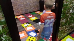 Гиганская напольная ходилка. Решаем, считаем и пишем