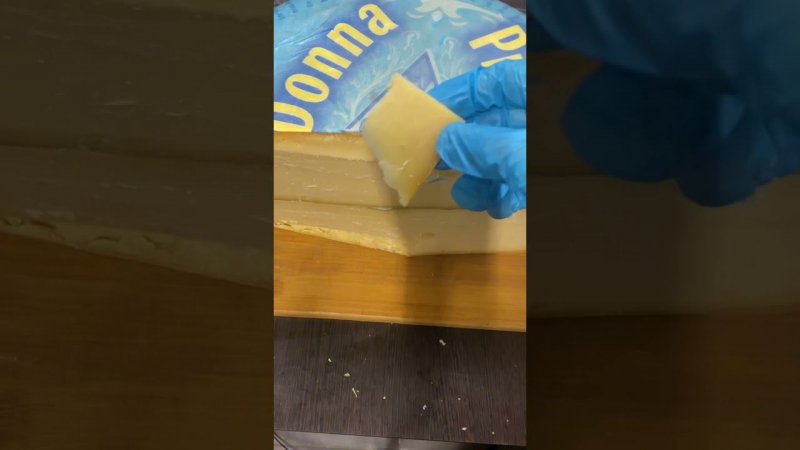 Голландский пармезан. Сыр голубая примадонна леггеро. Cheese primadonna leggero