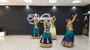 ДВИЖЕНИЕ 23. Гопи ищут Кришну среди деревьев.