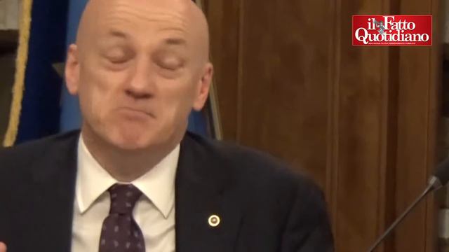 Sgarbi difende la massoneria e se la prende con Sarti (M5s): "Imbecille" смотреть онлайн