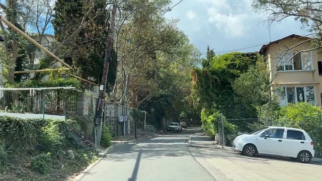 Ялта. По улице Горького от Красноармейской ул. до 28 дома. 13 сентября 2024. Крым. Crimea. Yalta.