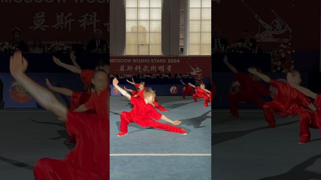 "Московские Зведы Ушу" (юные московские спортсмены выполняют комплекс базовой техники ушу)