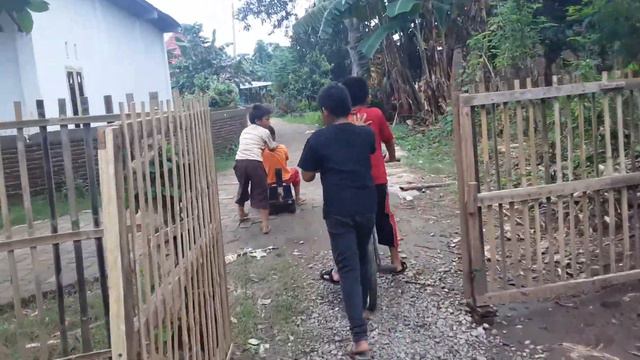 Gara" balap sepeda dan mobil