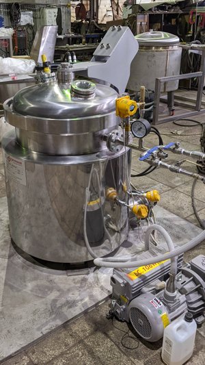 Автоклав вертикальный с байонетным затвором и гидравлическим поворотом и открытием крышки.