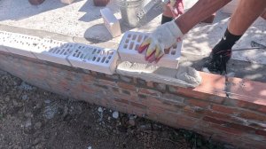 Обкапываю скважину и наблюдаю кладку КИРПИЧА на раствор из БЕЛОГО ЦЕМЕНТА.