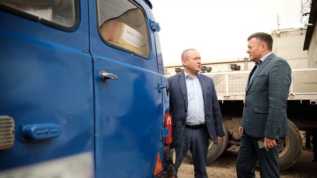 Погрузка техники, которая скоро будет доставлена в зону СВО