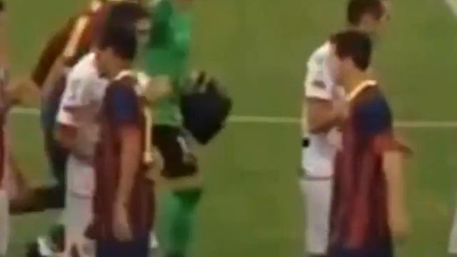 Baena niega saludo a Lionel Messi смотреть онлайн