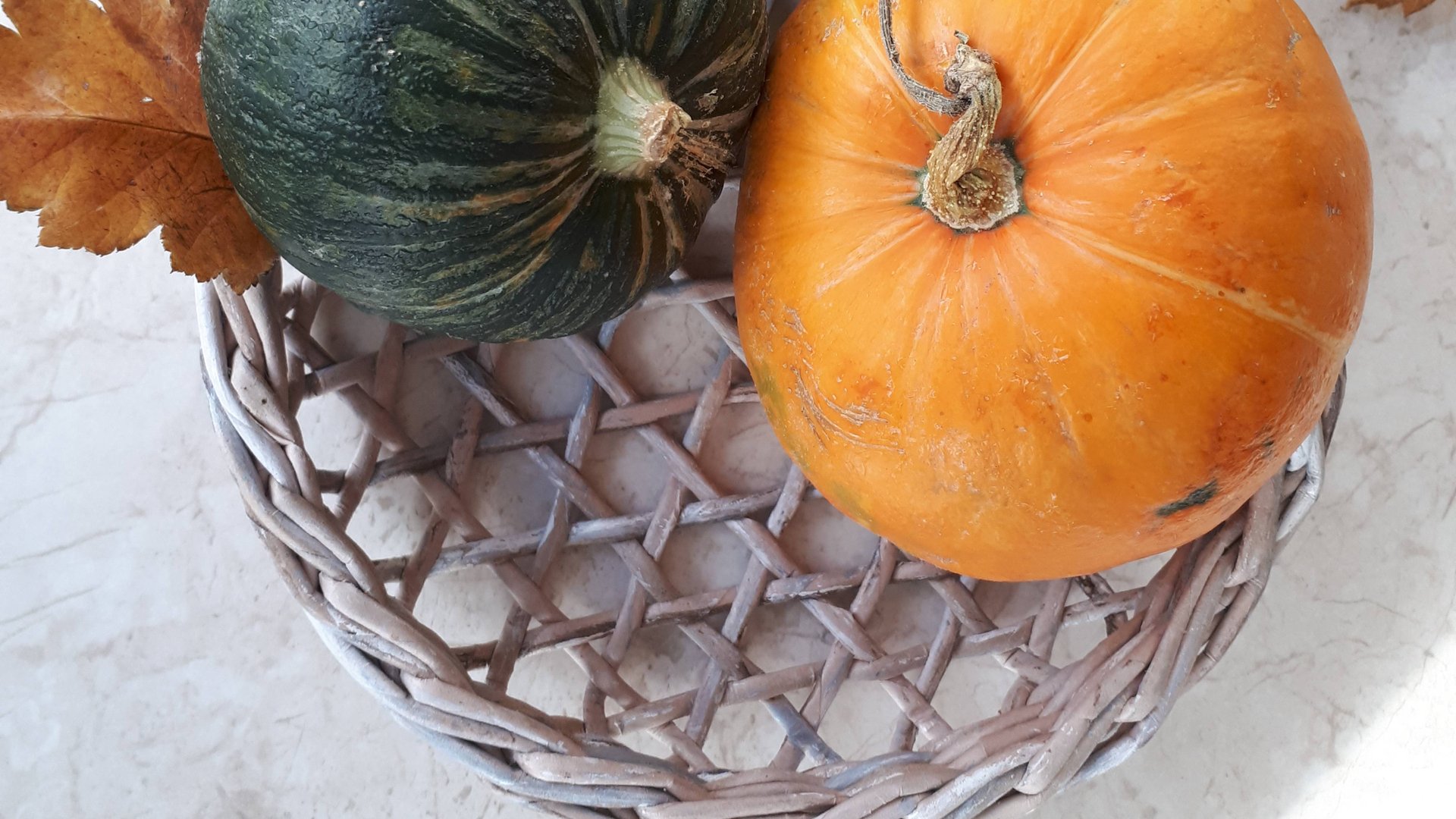 Ажурное дно.  ЧАСТЬ 1. Тарелка или панно. Плетение из бумажной лозы. смотреть онлайн