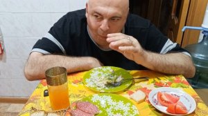 Мукбанг. Салат с тунцом, два вида колбасы и помидорка. О своей работе и о медицине в целом.