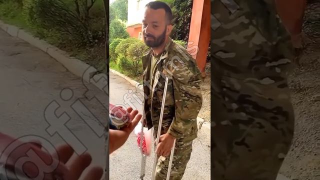 🔴Судя по лицам, херои ожидали увидеть в руке что-то, чем смогут уколоться, а не какую-то конфетку😆