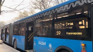 Автобус ЛиАЗ-6213.65 следует по маршруту 59 ”Карачарово - м. Авиамоторная - Карачарово”