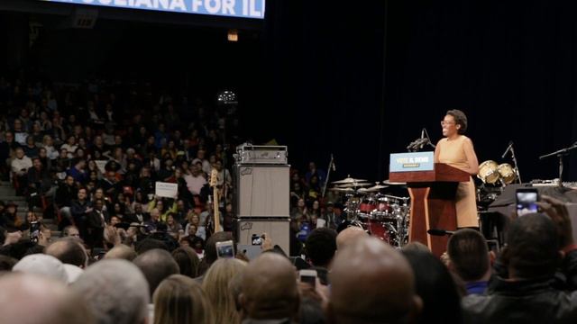Obama returns to Chicago with a simple message: VOTE! смотреть онлайн