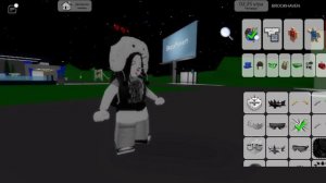 показывают свой скин в брукхейвен Roblox
