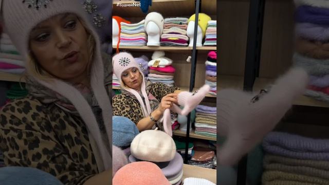 Стильный комплект. Шапки и варежки со стразами