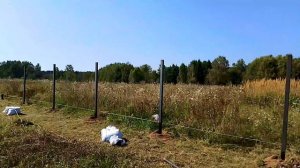 Ставим скилет забора на участке.