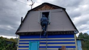 Отпуск в Сибири. Обшили фронтон. Выкопали картошку.
