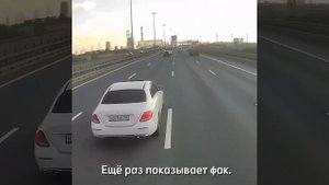 Водитель грузовика что-то не поделил на дороге с автомобилистом и тот включил режим учителя.