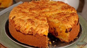 Рассыпчатый снаружи, мягкий внутри.
ТЁРТЫЙ ПИРОГ С ТЫКВОЙ И ТВОРОГОМ